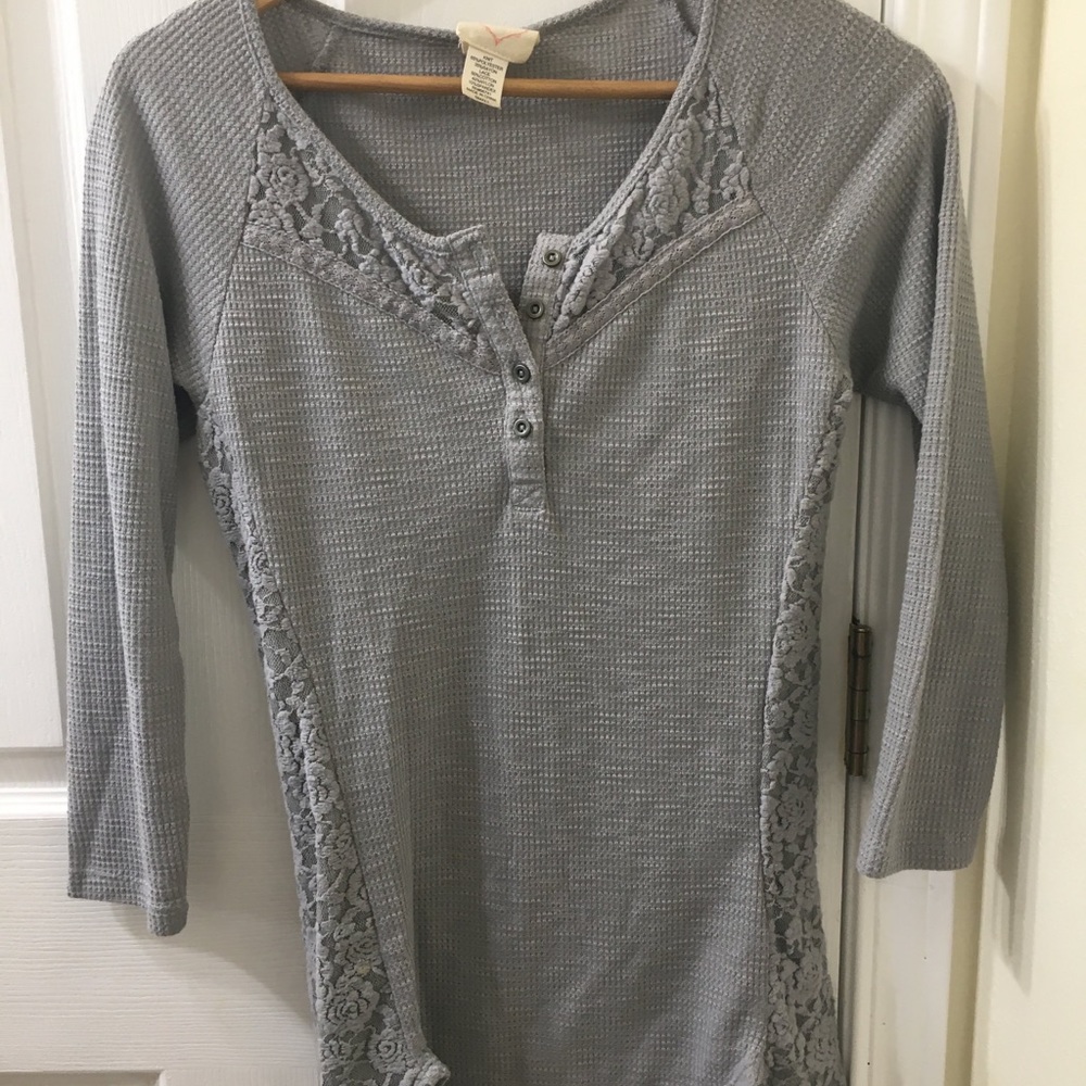 EUC Size Small Gray ribbed Top w/floral detail 🔥